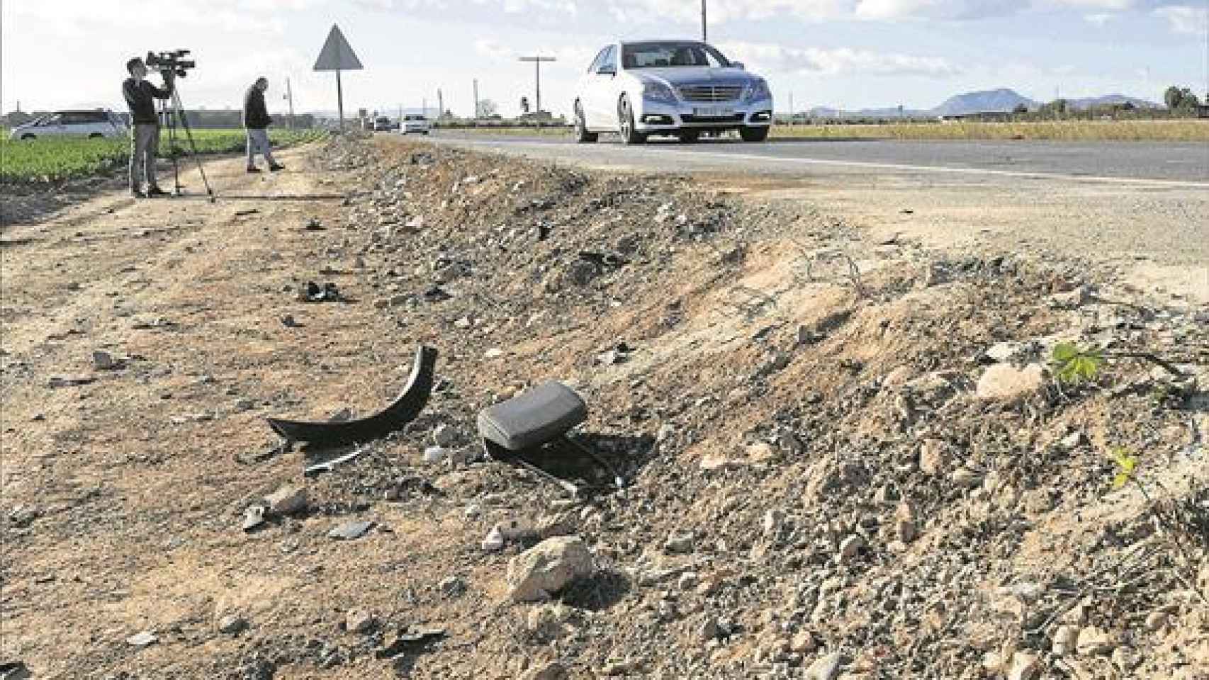 Los restos de los vehículos todavía permanecen en la carretera varios días después.
