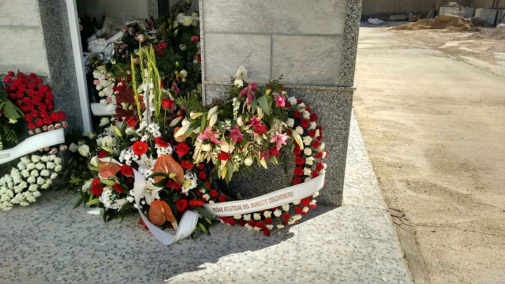 Familiares, amigos y simpatizantes colchoneros han colocado coronas de flores en el nicho de uno de los fallecidos.