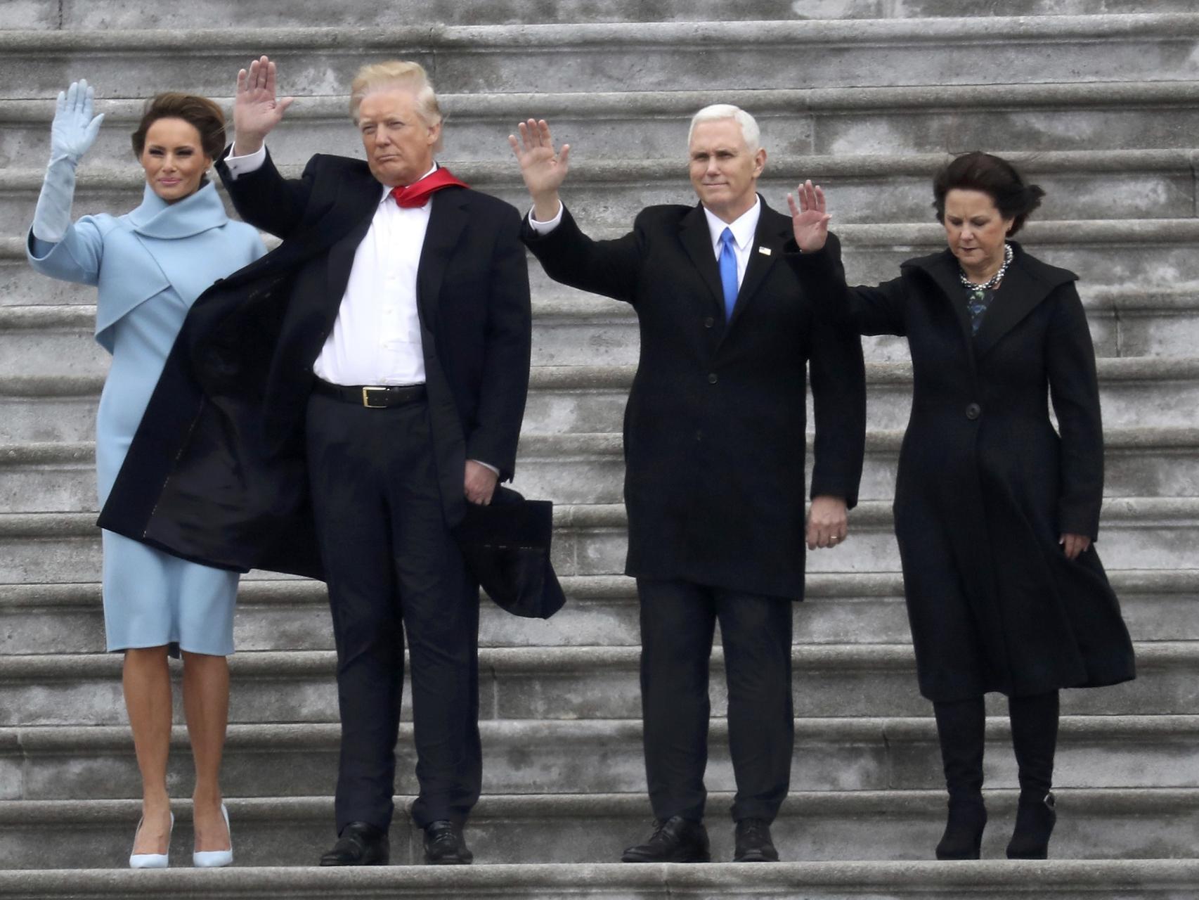 Los Trump y los Pence saludan a los asistentes a la inauguración desde el Capitolio.
