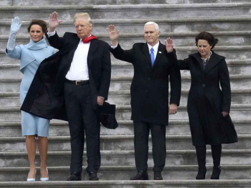 Los Trump y los Pence saludan a los asistentes a la inauguración desde el Capitolio.