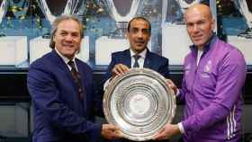 Zidane recogiendo el galardón de mejor entrenador del año