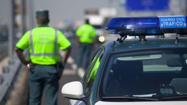 Agentes de la Guardia Civil de servicio en una carretera