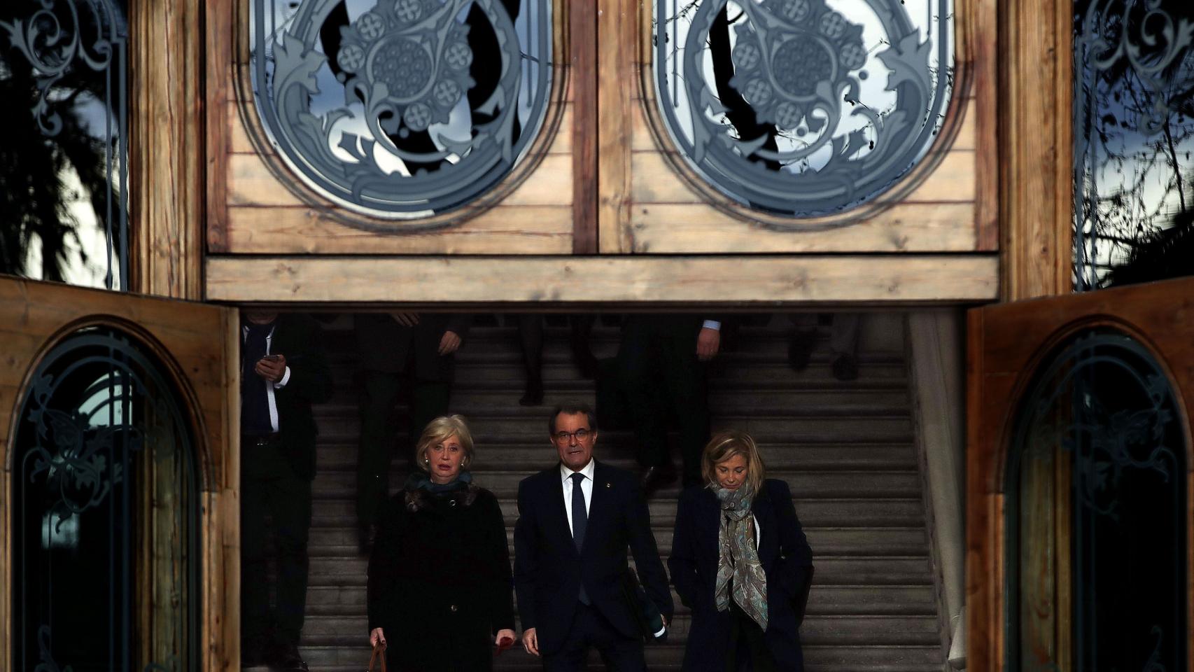 Artur Mas, Joana Ortega e Irene Rigau, este viernes al abandonar el Palacio de Justicia