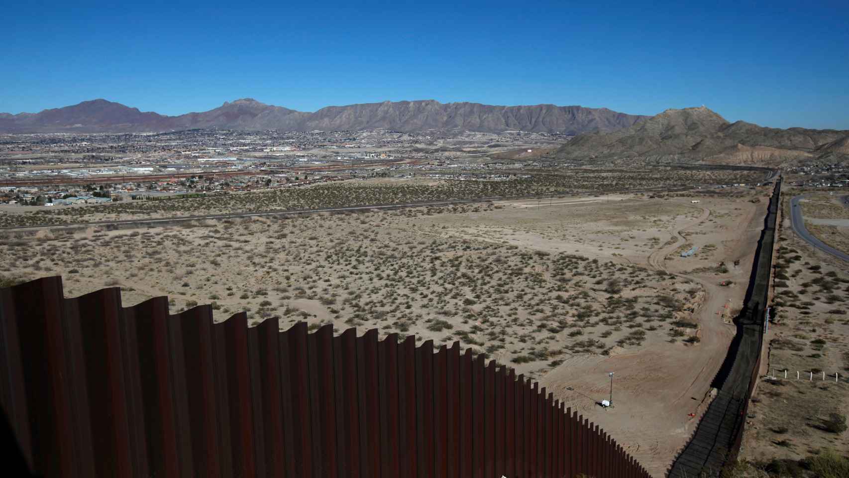 Vista de la sección del muro ya construido a la altura de Ciudad Juárez