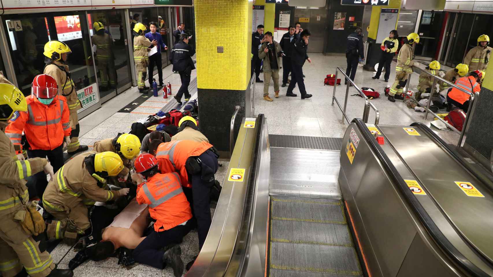 El personal médico atiende a un herido tras la explosión en el metro de Hong Kong.