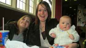 Caroline con su propia hija y con el bebé que tuvo para la española Liz.