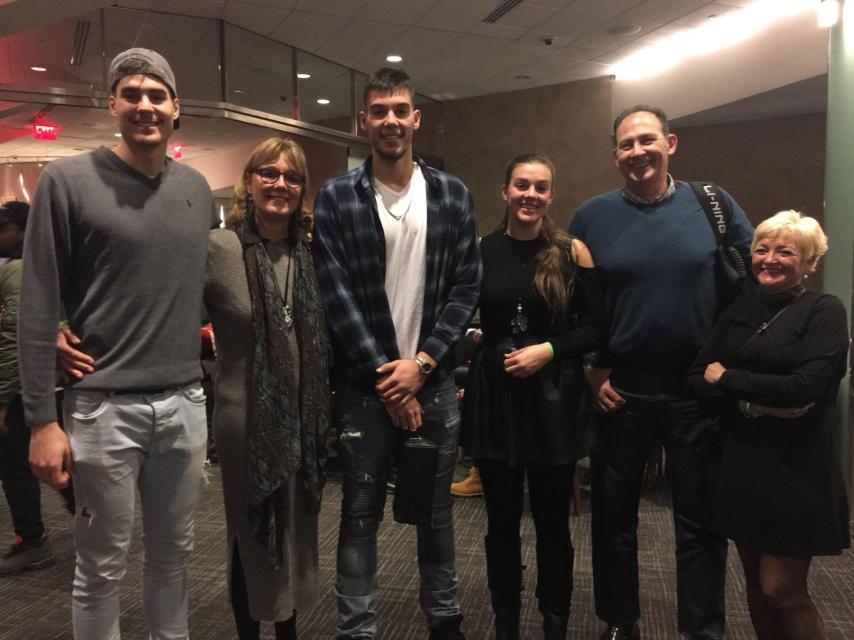 La familia Hernangómez al completo en el Madison Square Garden.