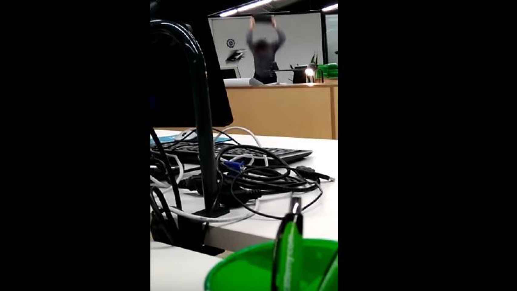 Un profesor rompe un ordenador después de que su alumno le llamara subnormal