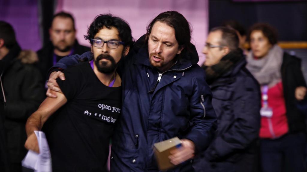 Pablo Iglesias junto al hombre que ha irrumpido en el escenario.