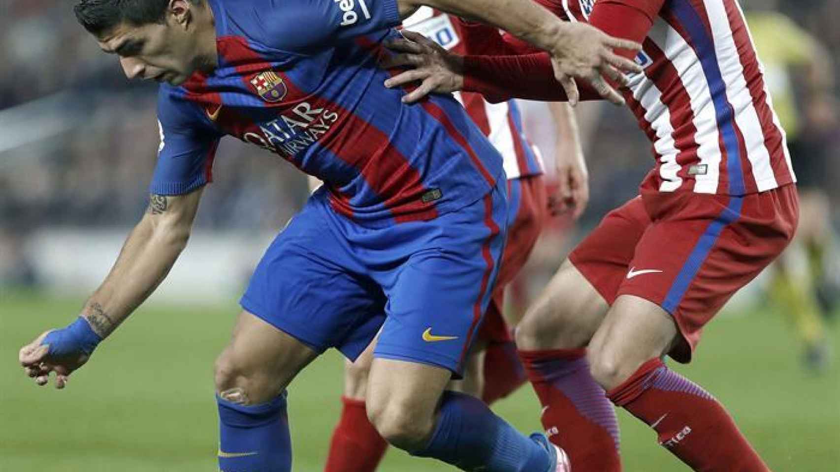 Lucas Hernández presiona a Luis Suárez durante el partido de la Copa del Rey.