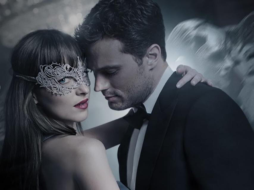 Dakota Johnson y Jamie Dornan en 50 sombras más oscuras.