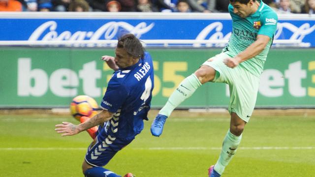 Luis Suárez se dispone a rematar un balón en Mendizorroza.