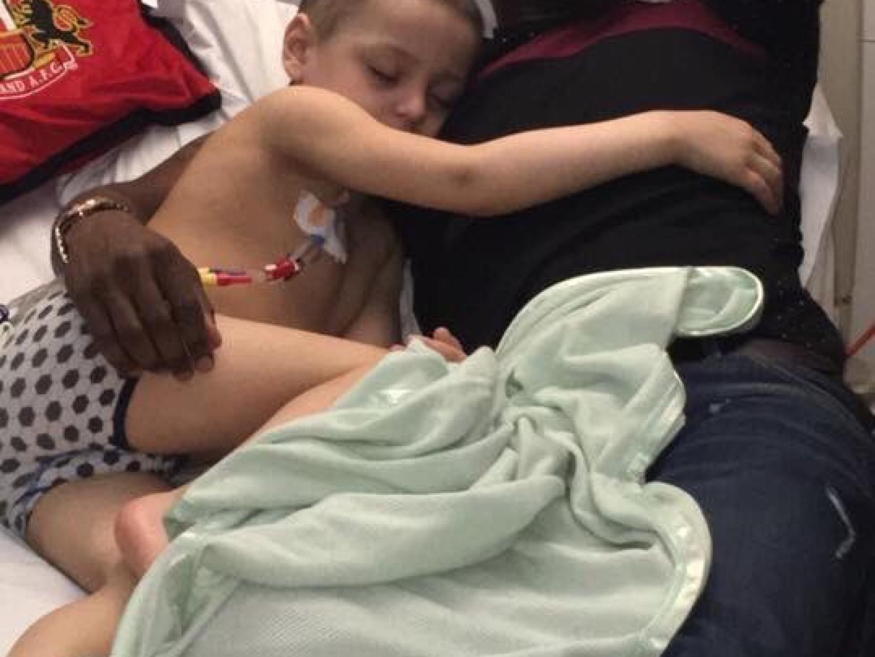 Defoe y el pequeño Bradley en la cama del hospital.