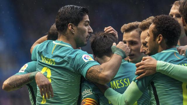 Los jugadores del Barcelona celebran un gol en Mendizorroza.