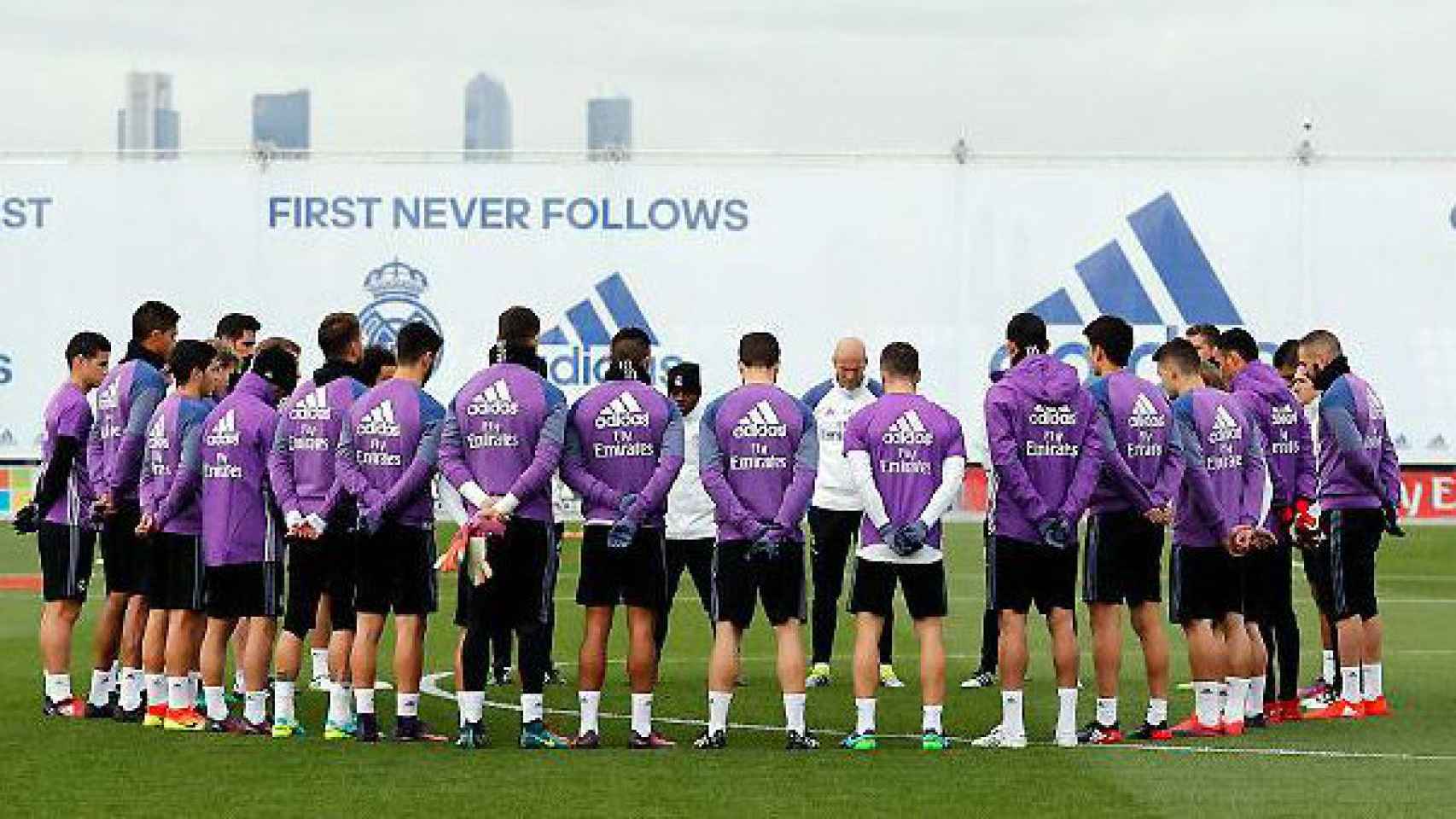Minuto de silencio de los jugadores del Real Madrid en un entrenamiento