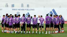 Minuto de silencio de los jugadores del Real Madrid en un entrenamiento
