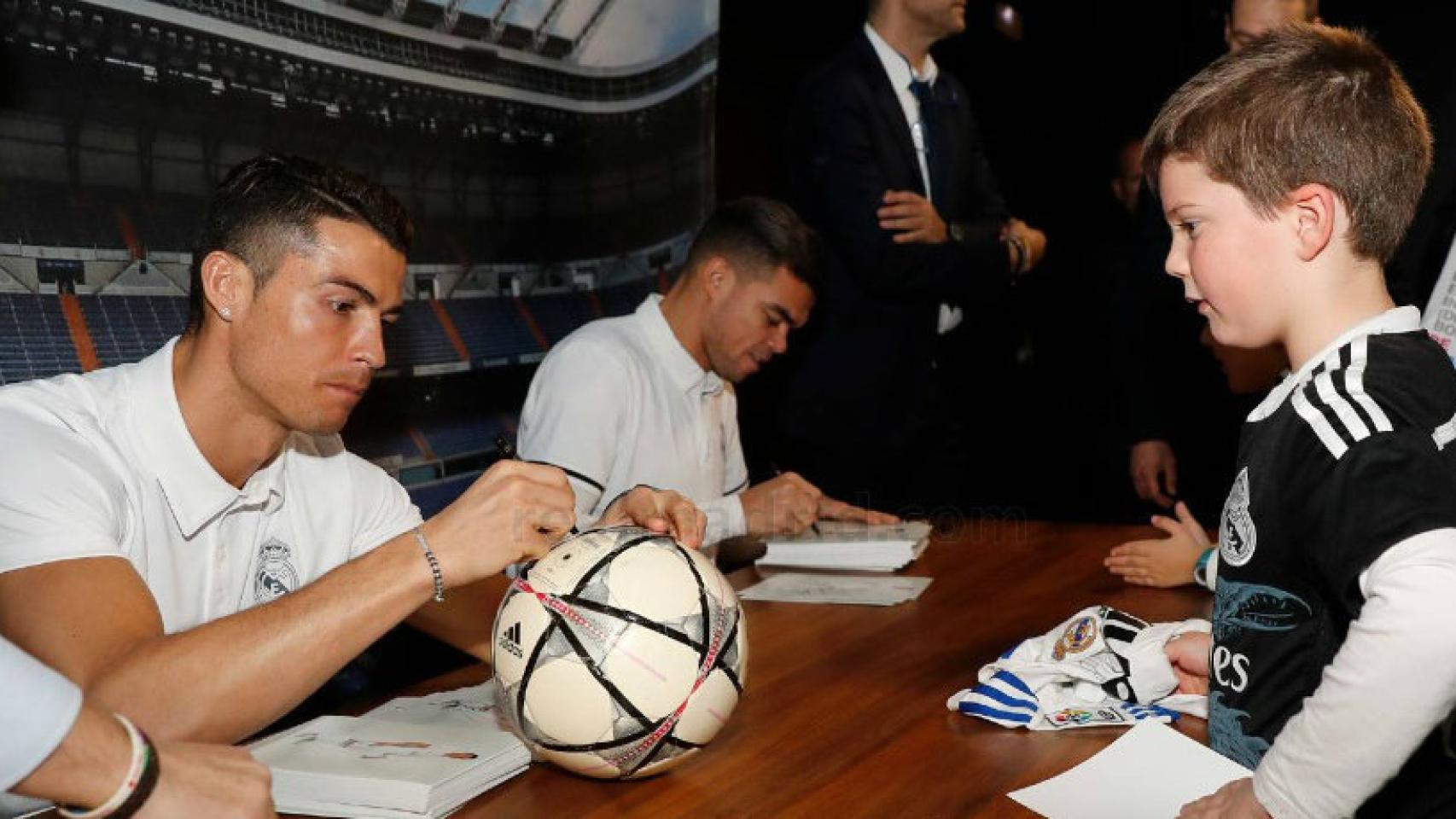 Cristiano y Pepe firmando autógrafos en Pamplona