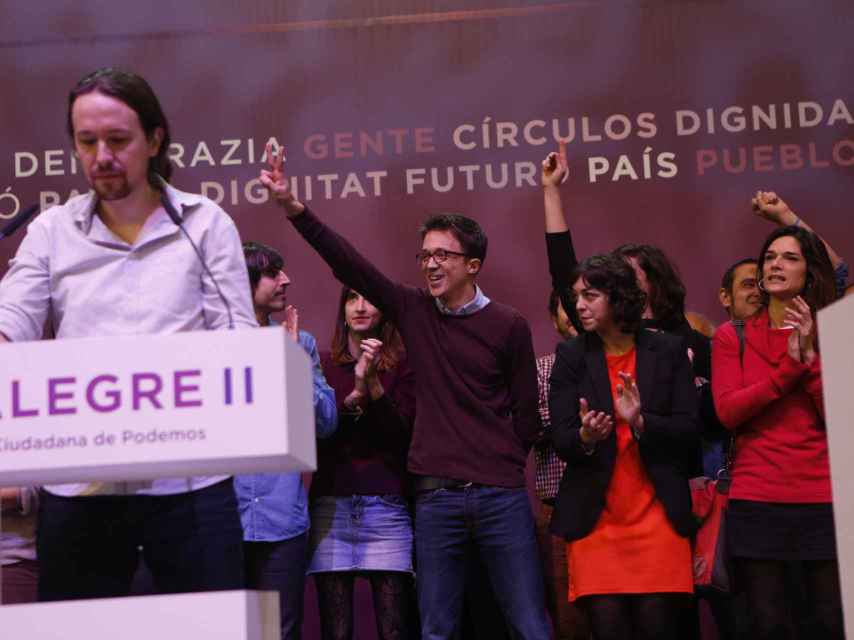 Errejón saluda durante el discurso de Pablo Iglesias en Vistalegre.