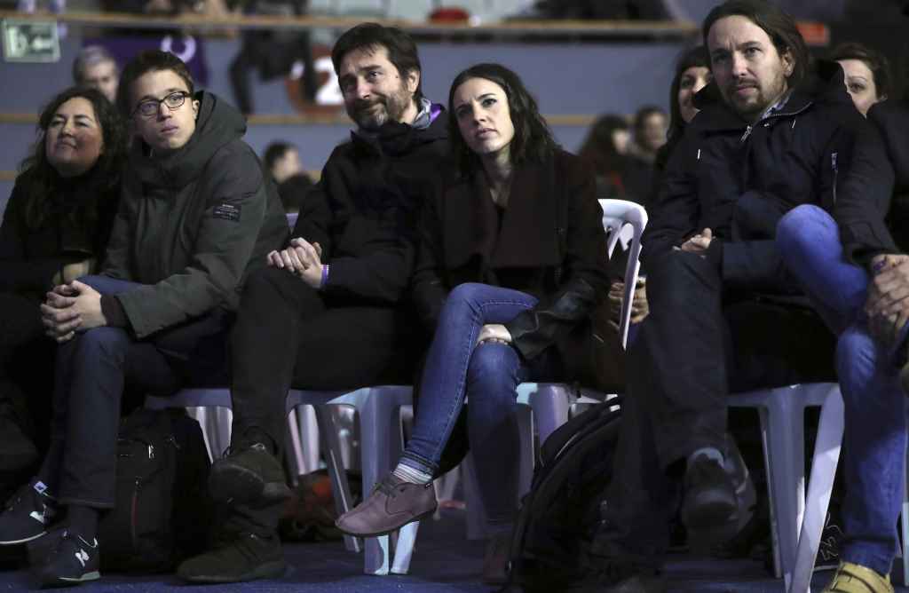 Los líderes de Podemos visten zapatillas de marca.