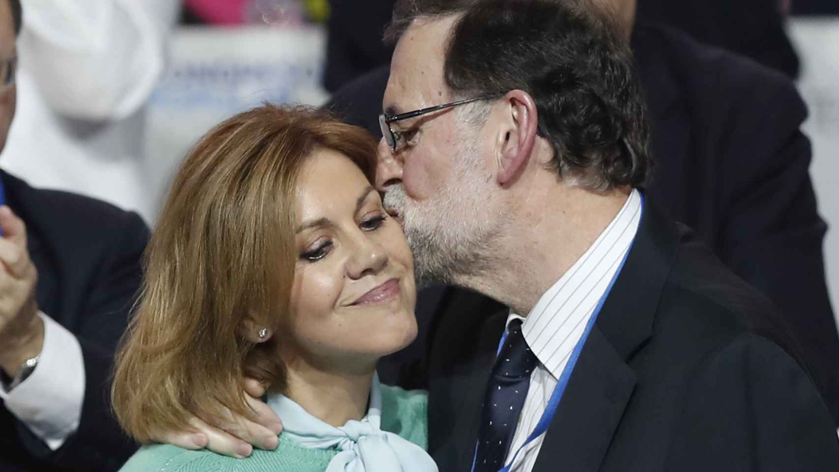 Rajoy besa a su secretaria general, María Dolores de Cospedal.