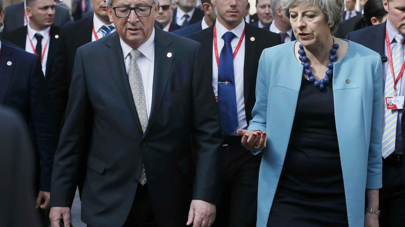 Juncker pasea con May durante la reciente cumbre de Malta