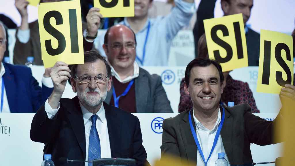 Rajoy, junto a Martínez-Maillo durante una de las votaciones de este sábado.