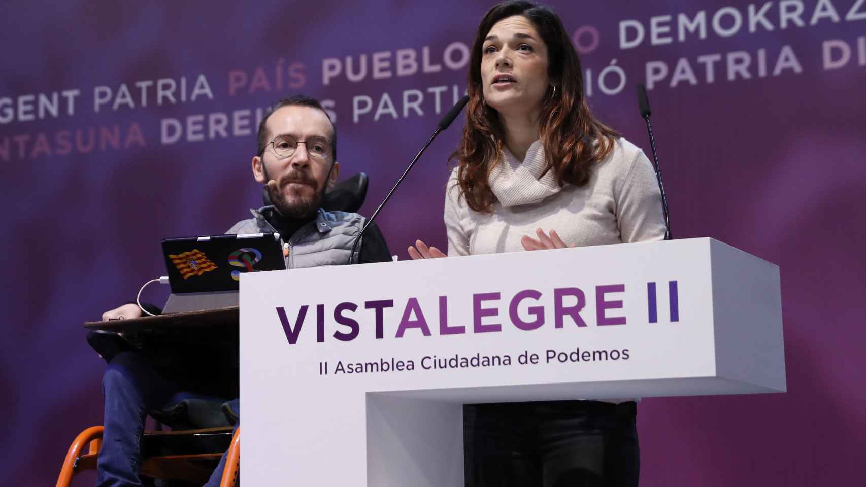 a responsable de Igualdad de Podemos, Clara Serra, junto al secretario de Organización del partido, Pablo Echenique (i).