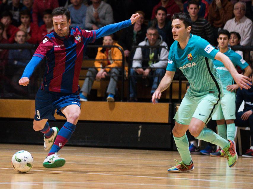 Carlos Márquez dispara durante el partido contra el Barcelona.