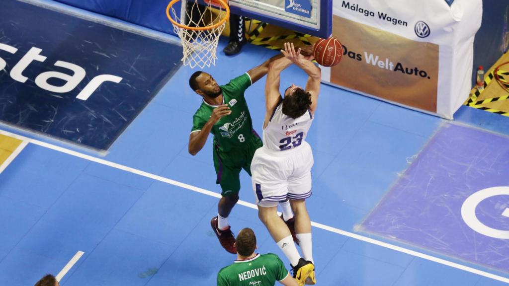 Fogg tapona un lanzamiento de Llull en el Unicaja-Real Madrid.