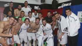 Los jugadores del Madrid celebran la victoria ante Osasuna. Foto: Twitter (@nachofi1990)