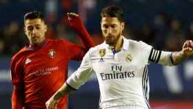 Ramos disputa un balón frente a un jugador de Osasuna