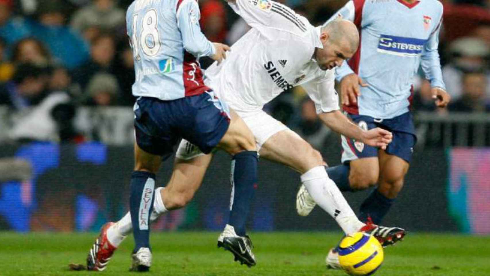 Zidane en el partido contra el Sevilla en la temporada 2005/2006