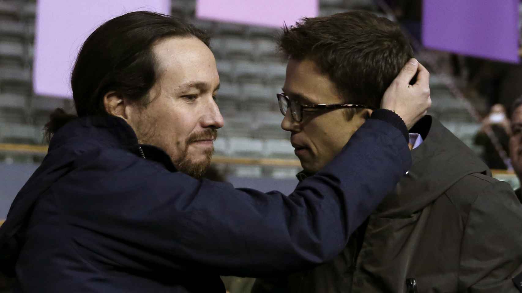 El secretario político de Podemos, Íñigo Errejón, y el secretario general, Pablo Iglesias, se abrazan, ayer en Vistalegre.