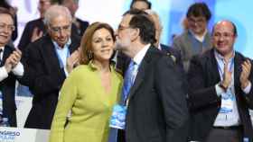 Mariano Rajoy besa a María Dolores de Cospedal. / Foto: Pablo Cobos