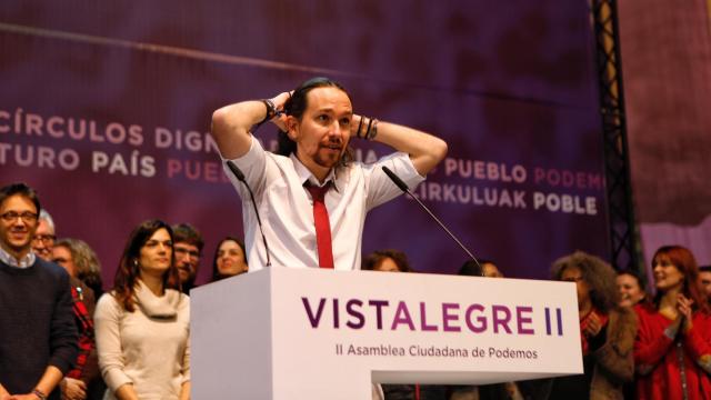 Iglesias se recoge la coleta tras su abrazo con Errejón en el estrado. / Foto: Moeh Atitar