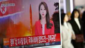 Una televisión surcoreana informando sobre el lanzamiento del misil.