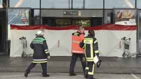 Los bomberos, ante la entrada aislada del aeropuerto de Hamburgo.