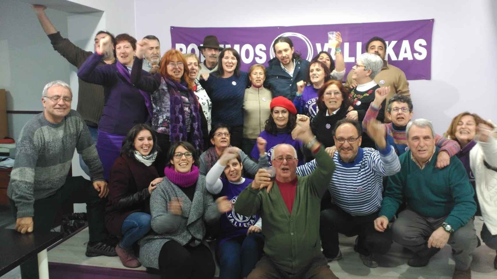 Pablo Iglesias e Irene Montero junto al resto de militantes en Vallecas.