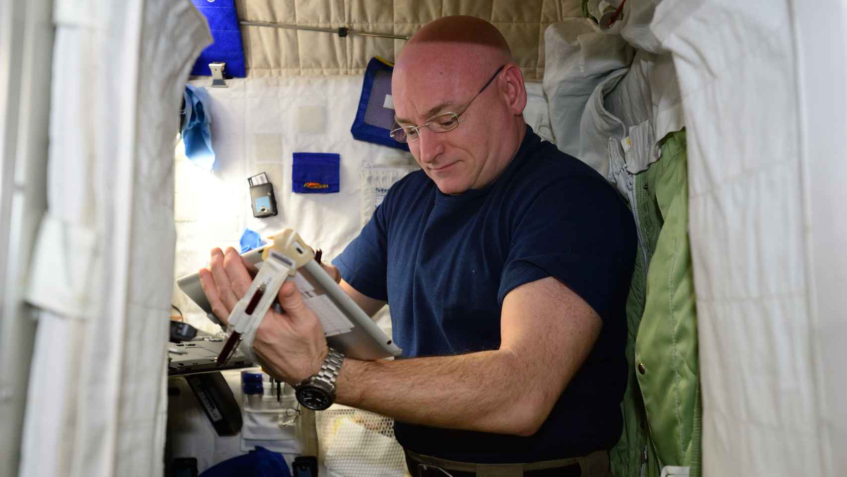 Kelly trabaja en la ISS pertrechado tras un par de gafas.
