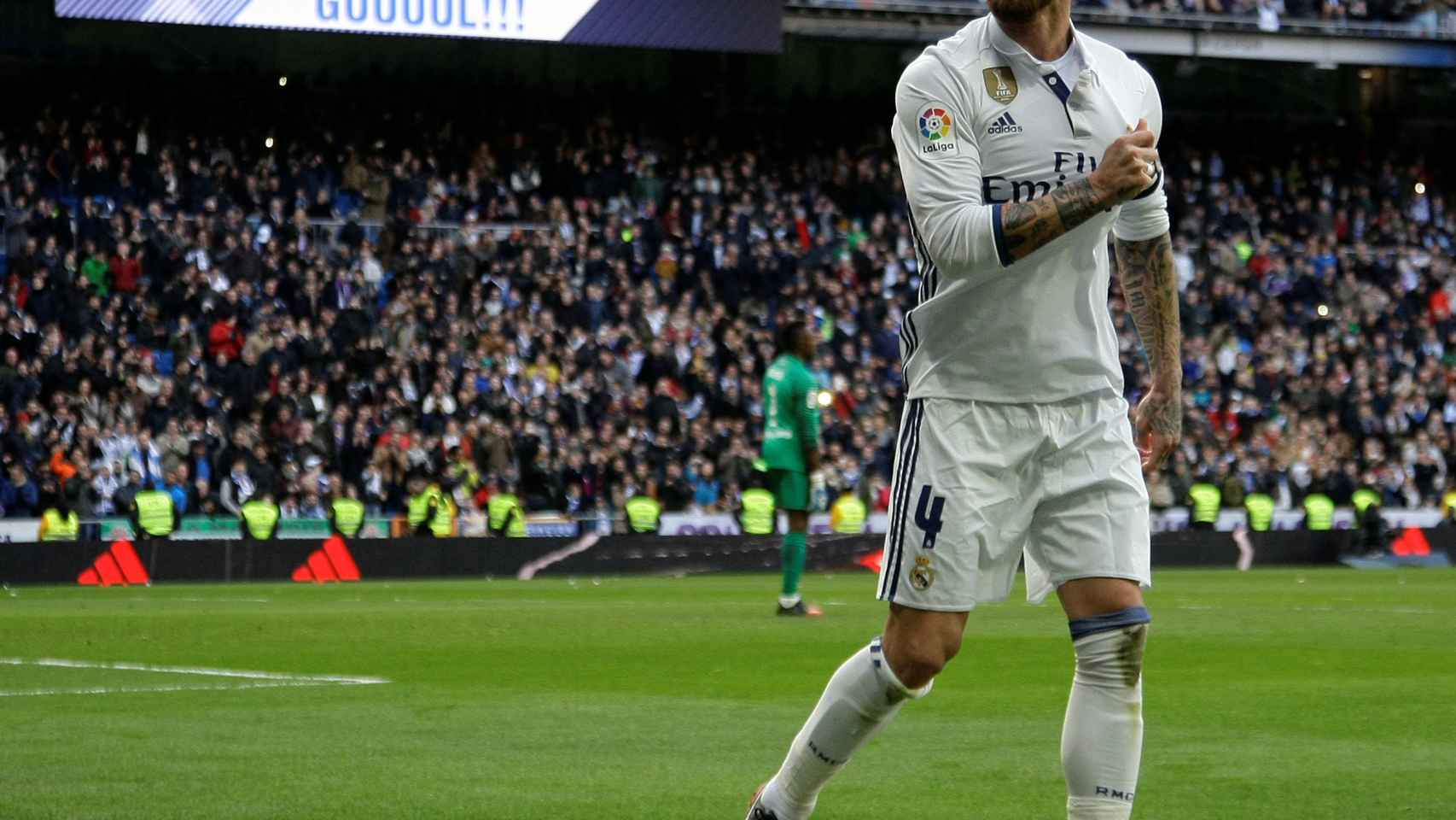Sergio Ramos celebra un gol ante el Málaga.