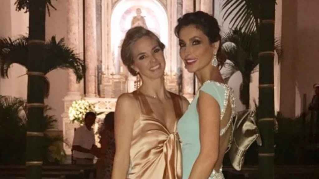 Genoveva Casanova y Paloma Cuevas, dos amigas en una boda en Colombia.
