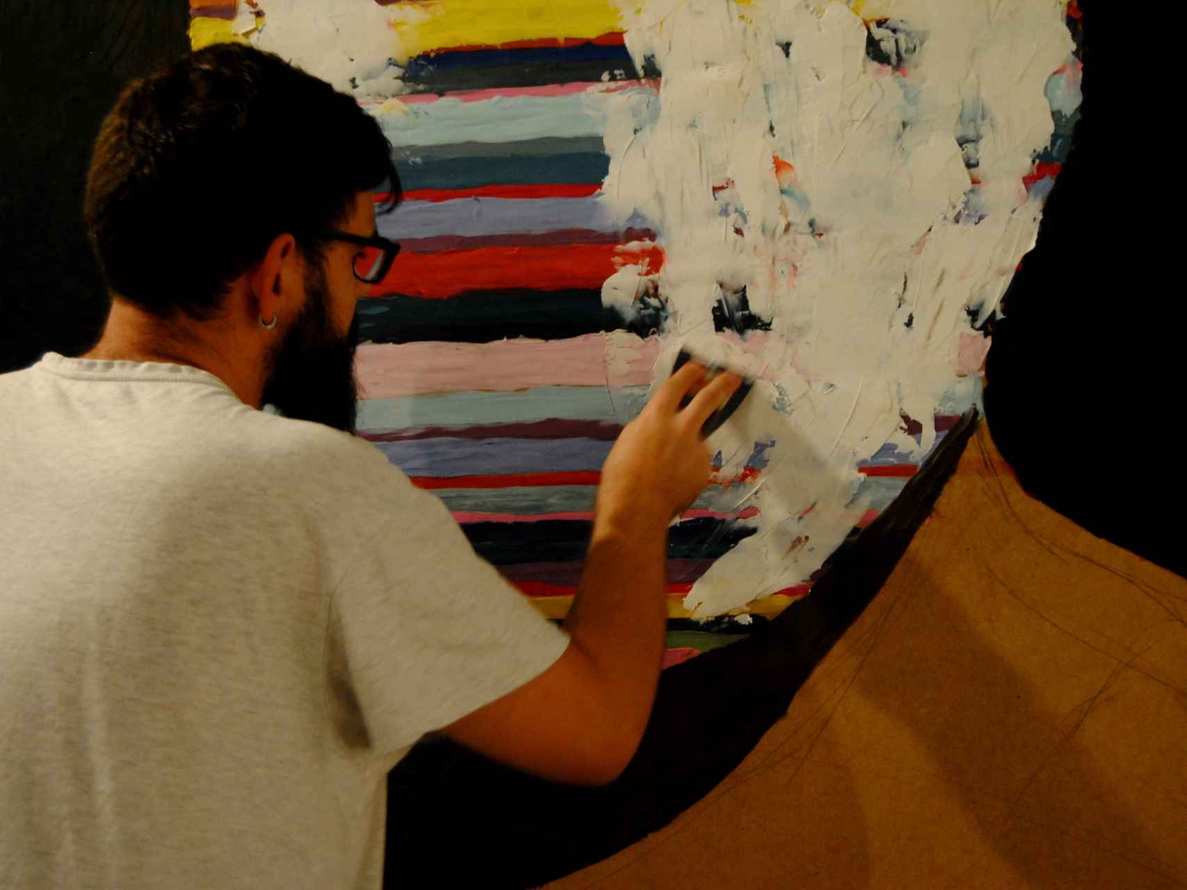 El pintor Rafael Jiménez trabajando en su estudio.