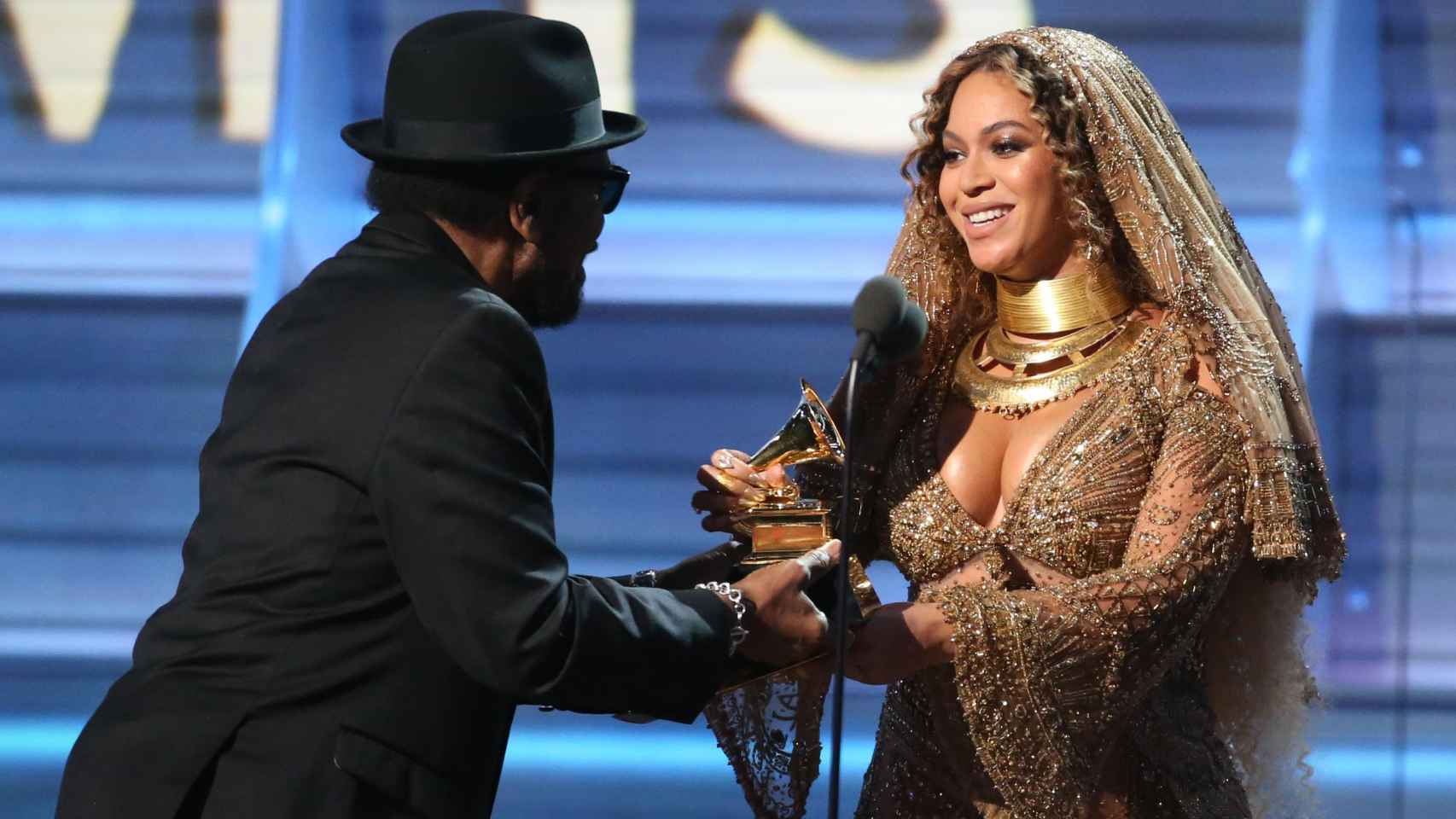 Beyoncé recibe el premio por su álbum 'Lemonade'. La diva se llevó dos galardones / Reuters