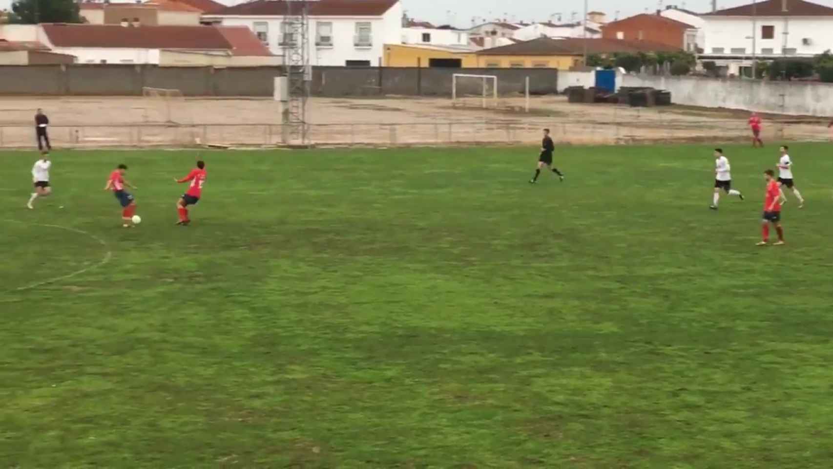Miguel Ángel Tive golpea el balón antes de su gol.