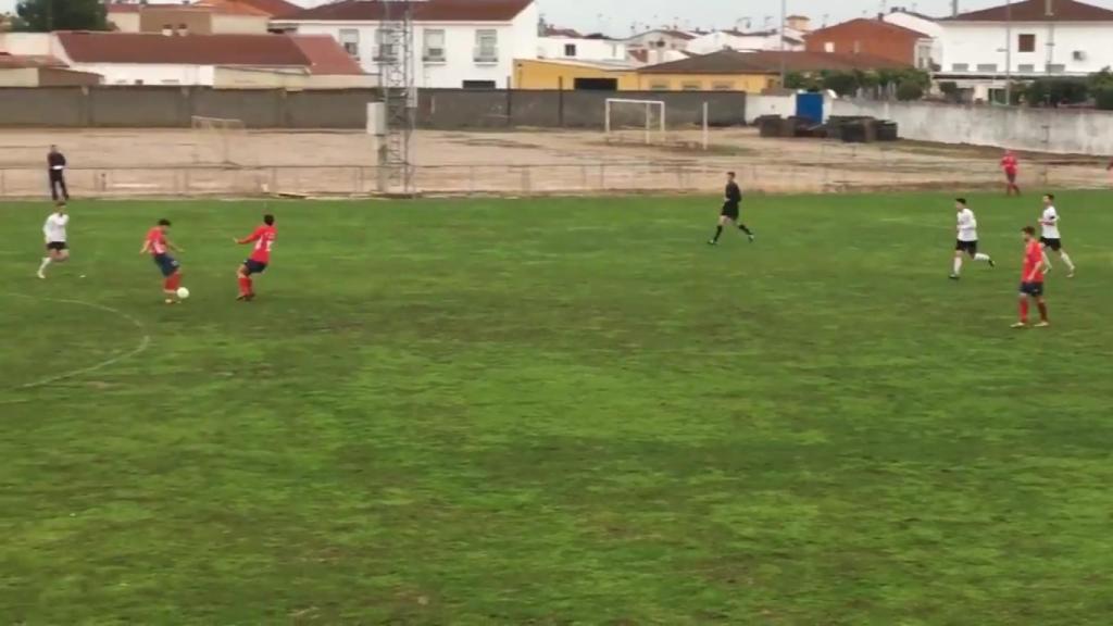 Miguel Ángel Tive golpea el balón antes de su gol.