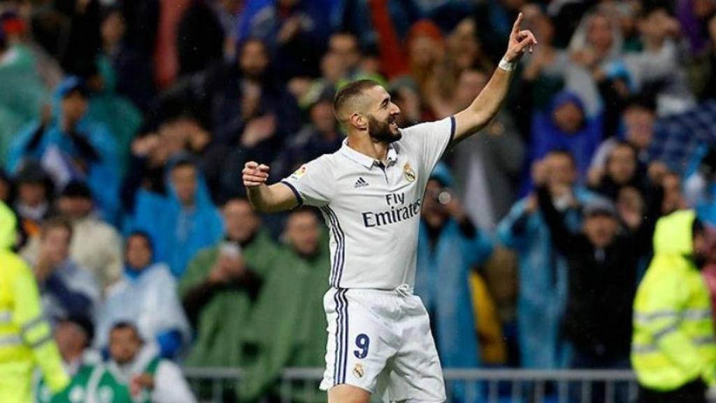 Karim Benzema celebra un gol en el Santiago Bernabéu.