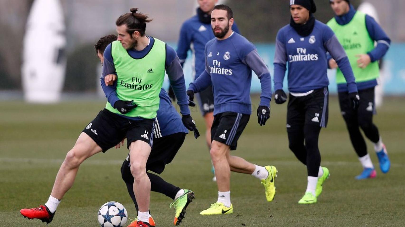 Gareth Bale pugna con Kovacic en el entrenamiento de este lunes