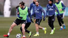 Gareth Bale pugna con Kovacic en el entrenamiento de este lunes