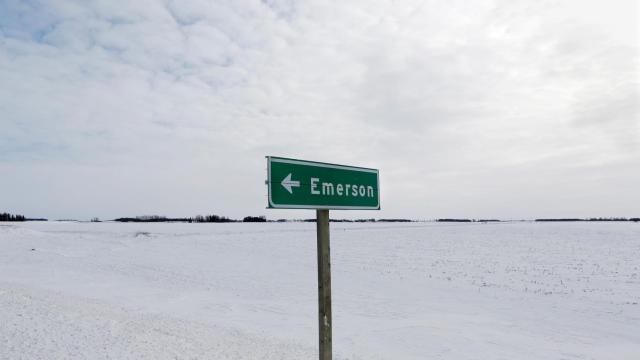 Emerson es una localidad canadiense fronteriza con EEUU por donde cruzan refugiados a pie.