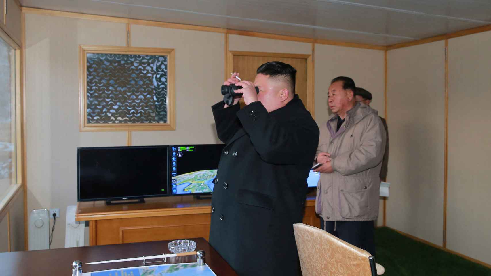 Kim Jong-un evalúa el lanzamiento del primer misil norcoreano desde que Trump accedió al poder.